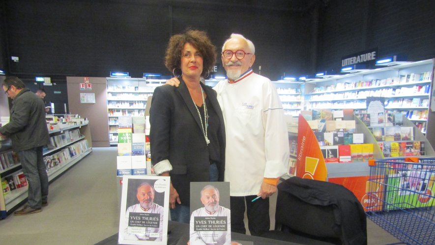 Yves Thuriès en compagnie de la gérante du magasin éponyme de Rodez.