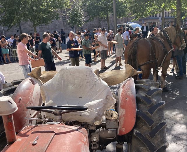 Les agriculteurs aveyronnais érigent un mur devant le centre des finances publiques à Rodez.