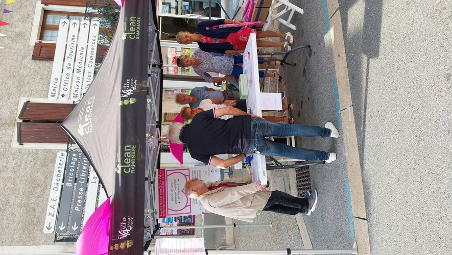 Le stand de vente de parapluies roses sur le marché.