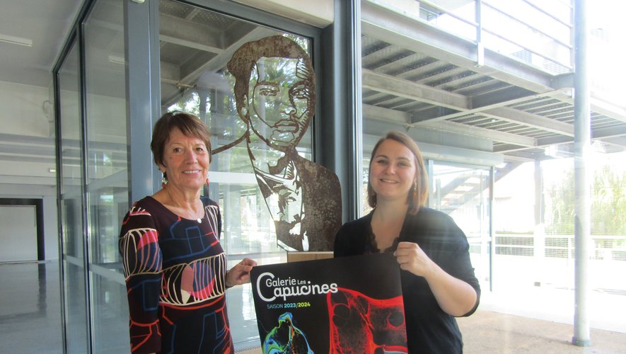 Babeth Laurens et Jeanne Méchain devant la belle statue de Florian Melloul, avec l’affiche de la nouvelle saison.