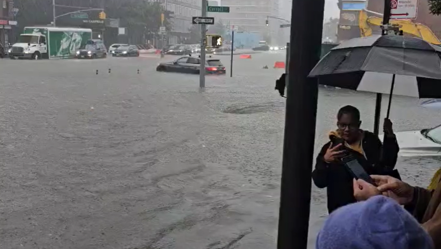 Les eaux continuent de monter à New York, le quartier de Brooklyn est particulièrement touché.