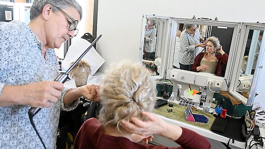Julie Gayet au maquillage, lors des premières scènes dans le Gers, la semaine dernière.