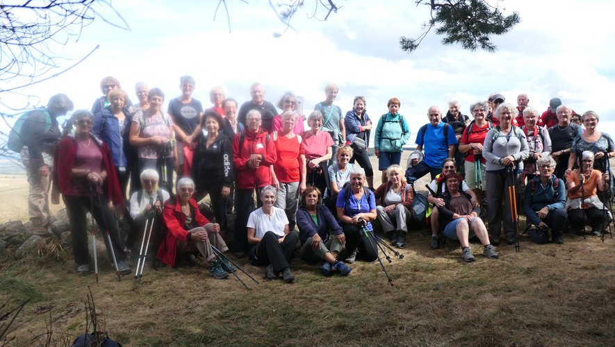 Les retraités actifs des 2 groupes réunis au sommet à 1 342 m pour une photo de famille.
