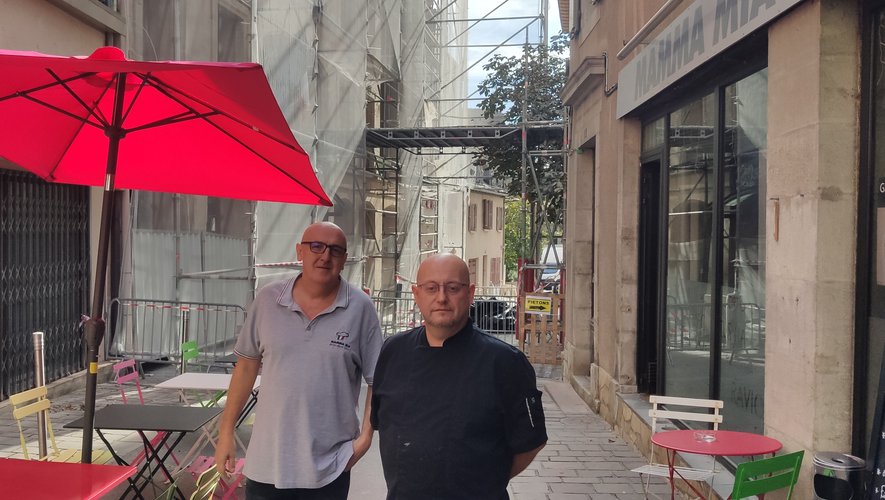 Au Mamma mia, "Lulu" et Arnaud profitent de la fermeture de la rue pour y installer une terrasse, un moyen "d'inciter les clients".