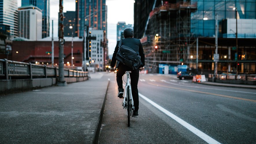 Les vélos de fonction se multiplient grâce à des dispositifs destinés à faciliter la vie des salariés et les faire pédaler.