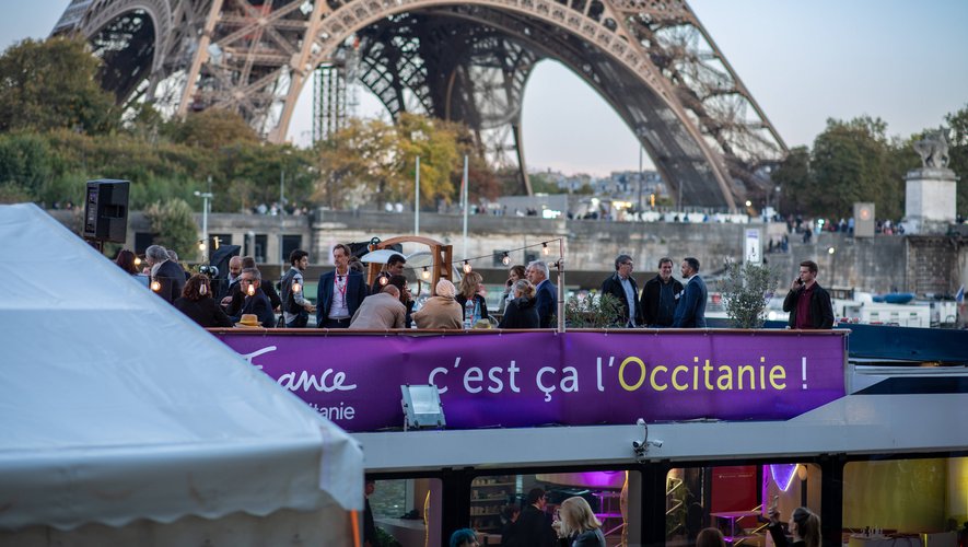 Quatre cents décideurs économiques ont rendez-vous, à Paris, ce soir, pour une mini-croisière gastronomique surla Seine, à bord de la péniche  le Diamant bleu.
