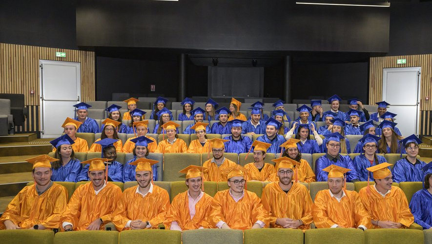 Le gala a été clôturé par le traditionnel lancé de chapeau en toges, aux couleurs orange et bleue du Campus.