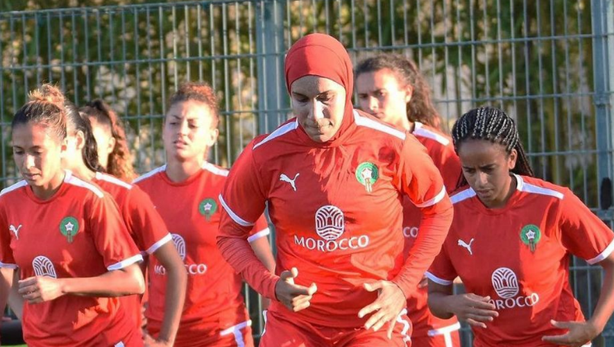 Dimanche 30 juillet 2023 face à la Corée du Sud, l'internationale marocaine, Nouhaila Benzina, a été la première joueuse à porter le hijab lors d'un match de Coupe du monde.