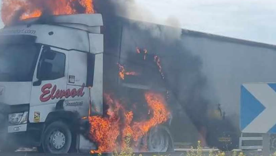 L’incendie se situe à la bifurcation des autoroutes A9 et A75, au sud de Béziers dans le sens Narbonne - Pézenas.