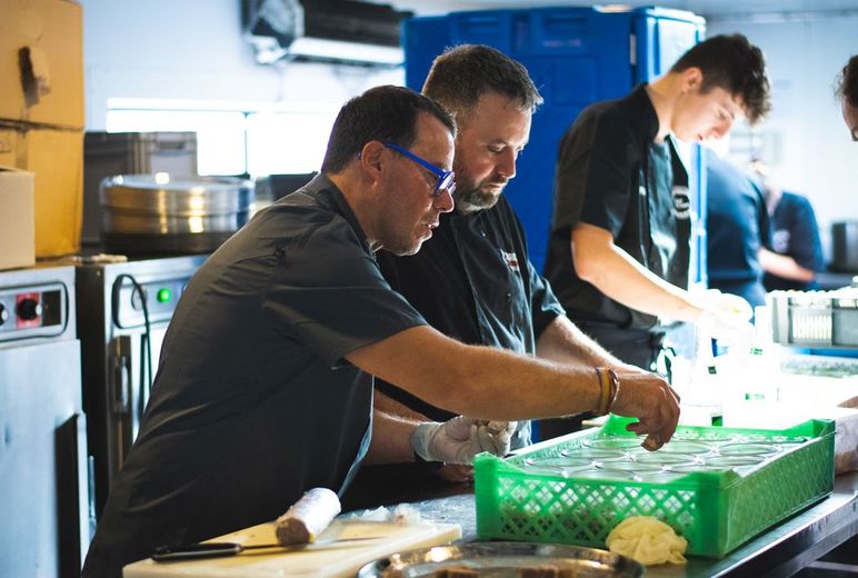 Les chefs aveyronnais s'activent en cuisine avant l'arrivée des convives.