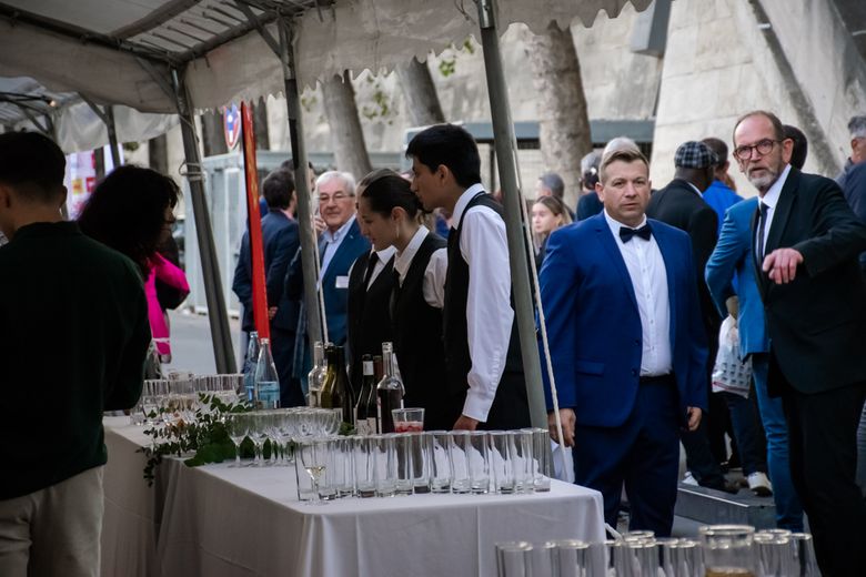 Un apéritif est servi sur les bords de Seine.