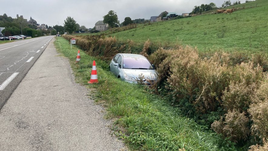 Cette voiture accidenté se trouvant dans un fossé sur la RN 88 près de Rodez, n'a toujours pas été évacuée.
