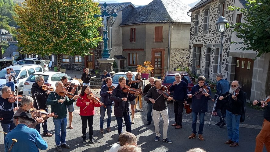 Les violoneux du Massif Centralse donnent rendez-vous à Najacà la mi-octobre.
