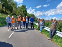 Des commissaires de l’ASA Rouergue, dont André Vigroux (assis avec la casquette) près de sa compagne, lors du rallye du Mont Blanc 2022.