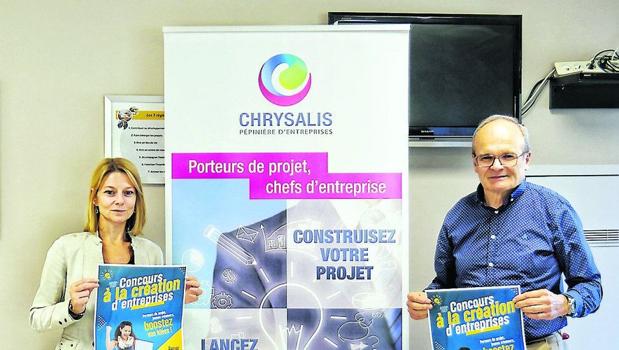 Sabrina Bartoletti, directrice de la pépinière Chrysalis, et François Marty, président de Decazeville communauté,  avec l’affiche du concours à la création
