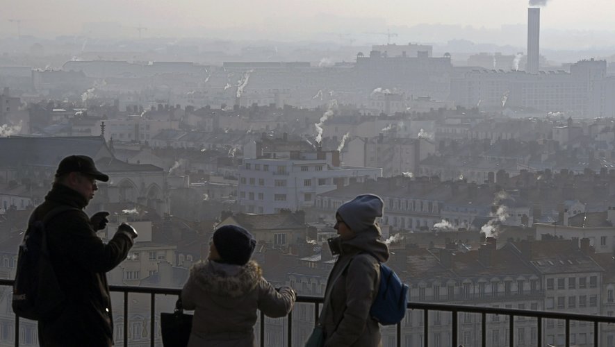 Pour 24% des Français interrogés, la pollution de l'air leur évoque spontanément les maladies respiratoires.