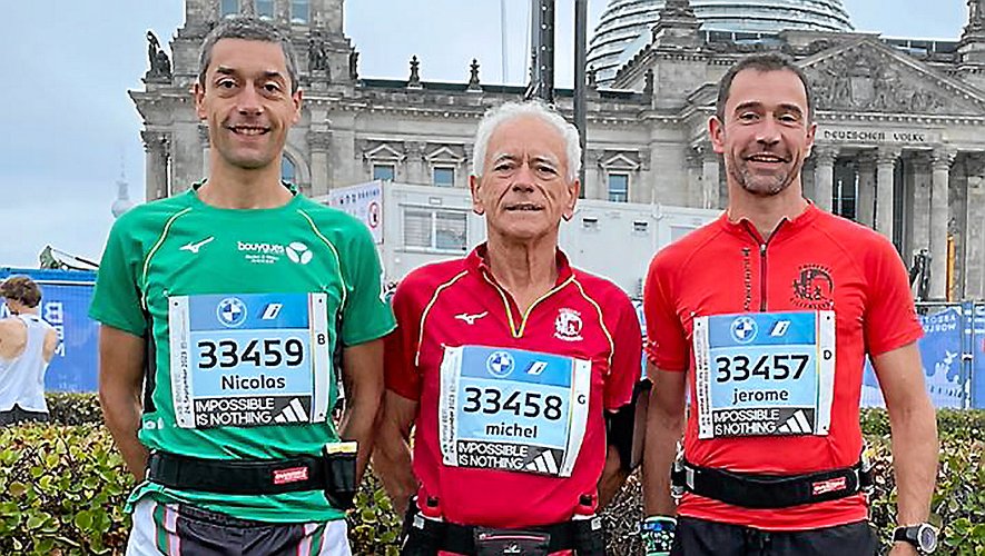 Michel Savignac, entouré par ses deux fils, Nicolas et Jérôme, au marathon de Berlin.