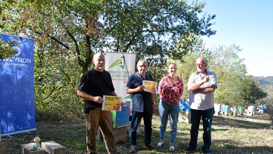 Les responsables et organisateurs du syndicat départemental d'apiculture à l'école rucher d'Olemps.