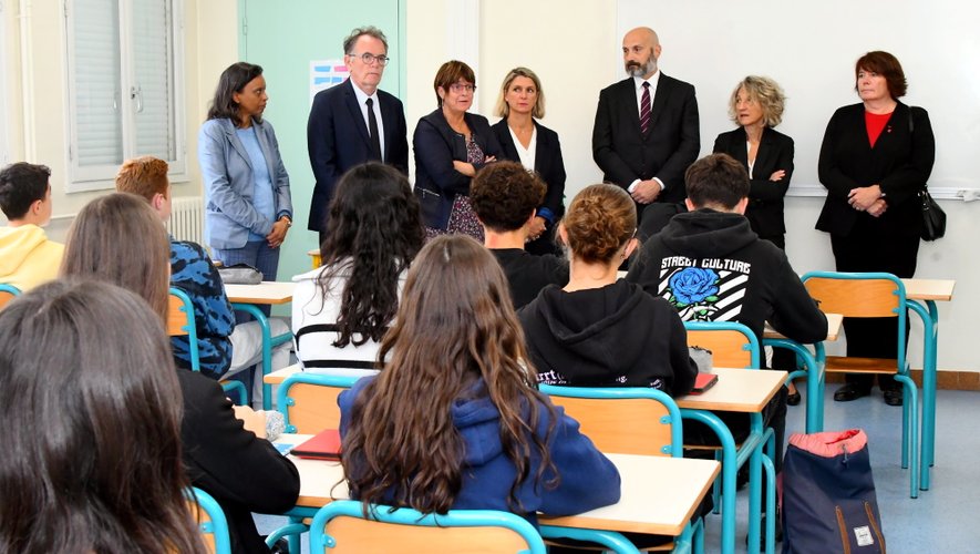 Les élus se sont rendus au lycée Monteil de Rodez, pour respecter une minute de silence.