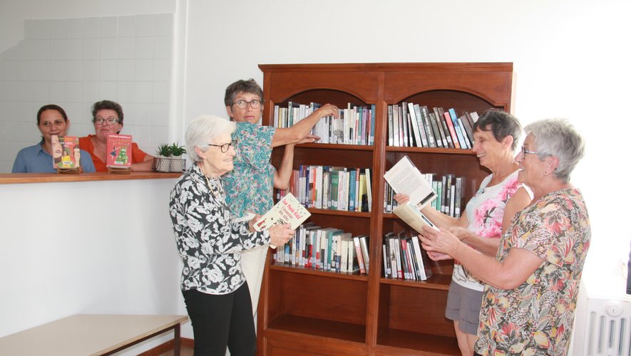 Une partie des bénévoles en cours d’installation des livres