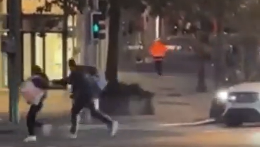 La personne en orange a ouvert le feu dans les rues de Bruxelles avec une arme de guerre.