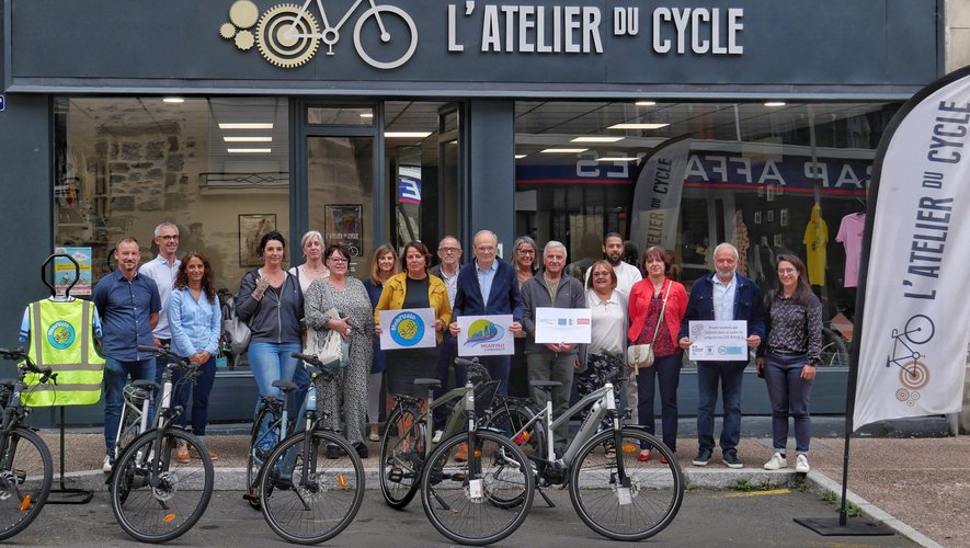 Élus, représentants de Decazeville communauté, et utilisatrices ont officialisé le lancement du service de location à L’Atelier du Cycle.