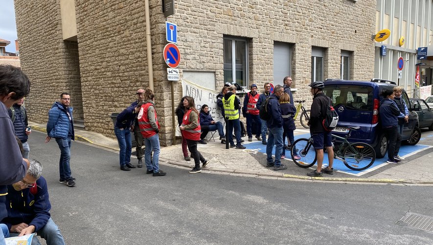 Le piquet de grève se tient devant La Poste de Millau.