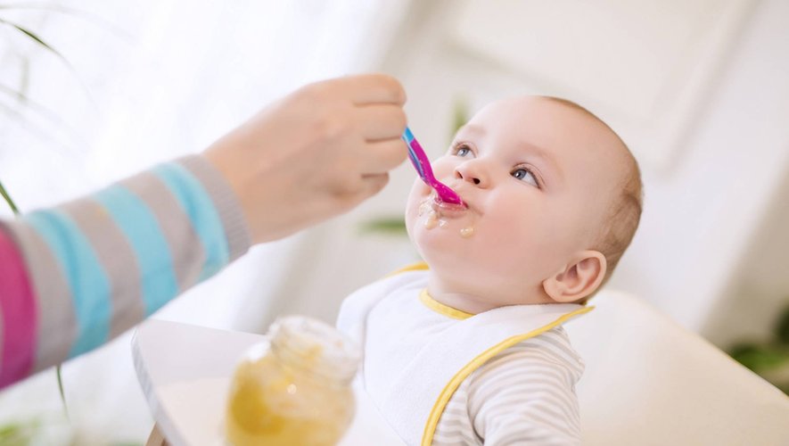 Trop de sucres et d’additifs dans les aliments pour bébé