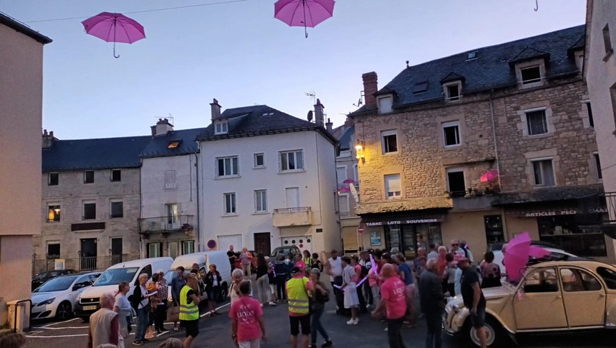 Départ de la marche rose dans les rues de Laissac.