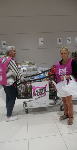 Colette et Michèle, deux bénévoles lors de la collecte à l’entrée du magasin Carrefour Market.