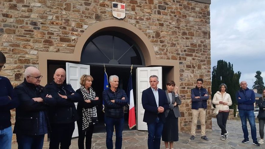 Les élus autour du maire Jean-Philippe Sadoul lors de cet hommage devant la mairie à Luc.