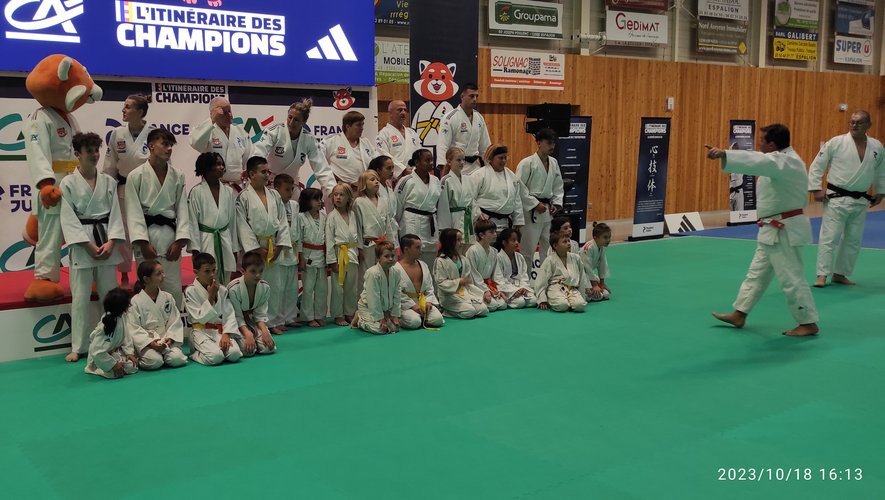 Les judokas villefranchois avec les champions.