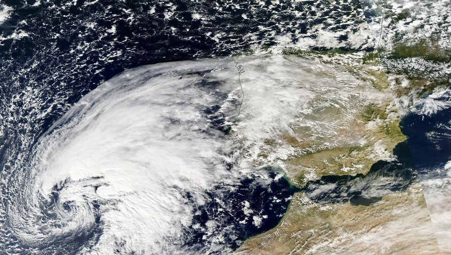 La tempête Bernard en formation ce dimanche au large de la péninsule ibérique.