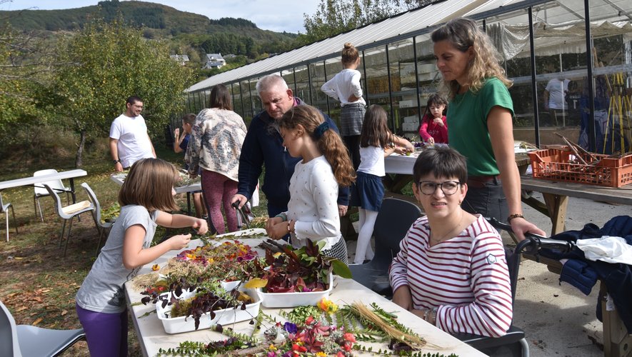 Atelier floral entre les élèves de l'école Ste Marie et le foyer de vie Le Colombier