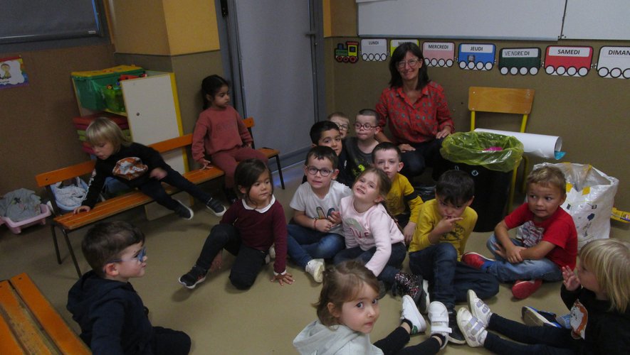 Myriam Griffoul, ambassadrice du trià la communauté de communes,et les élèves de maternelle.