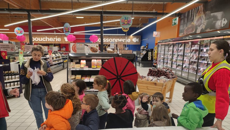 L’accueil de loisirs a emmenéles enfants dans un supermarché.