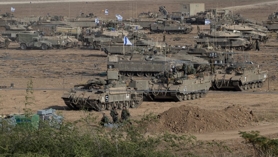 Les soldats israéliens sont positionnés à la frontière de la bande de Gaza.