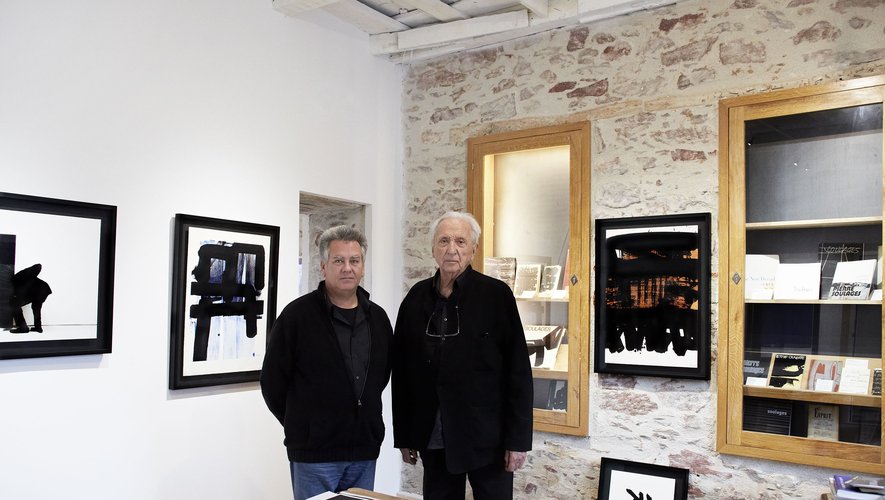 Vincent Cunillère et Pierre Soulages en 2017 dans la galerie que le photographe, a ouvert à Rodez, à quelques pas du musée.