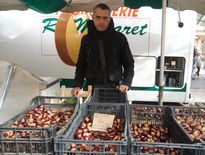 Simon Roualdes vent les châtaignes qu'il récolte au marché de Rodez.
