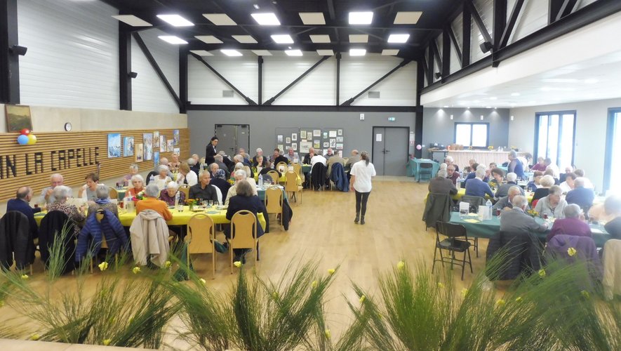 Les participants au repas des 40 ans du club dans une salle bien décorée.