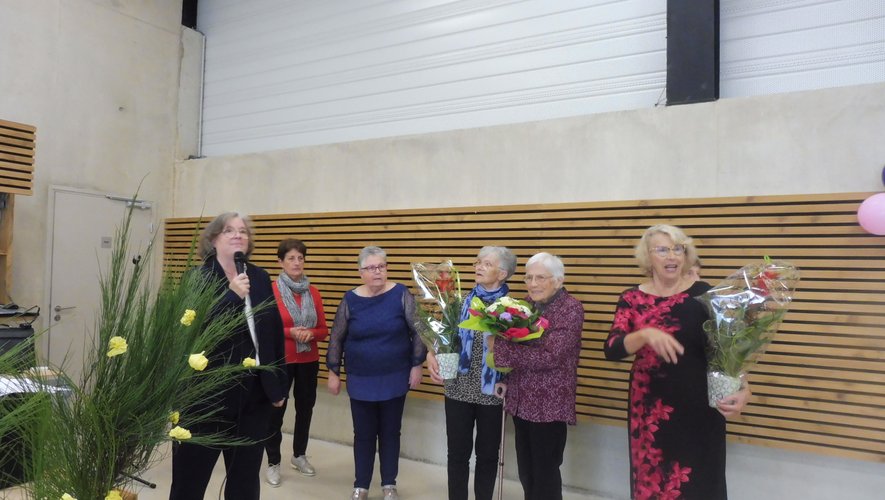 Des fleurs ont été offertes aux anciennes présidentes du club.