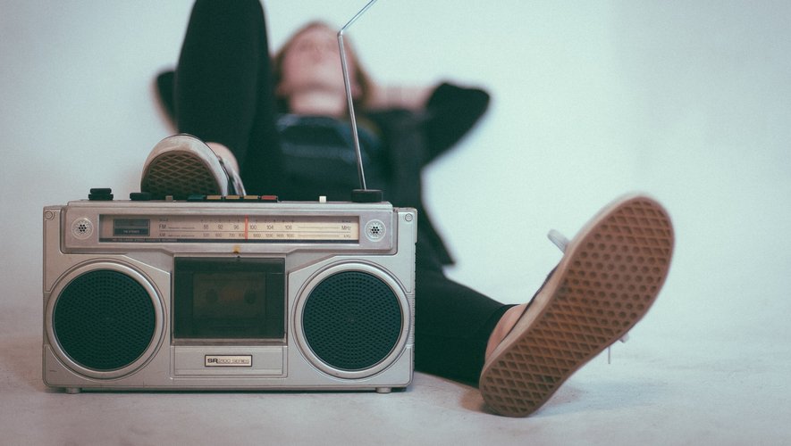 Aux Etats-Unis, les 18-49 ans passent autant chaque jour à écouter la radio qu'à regarder la télévision.