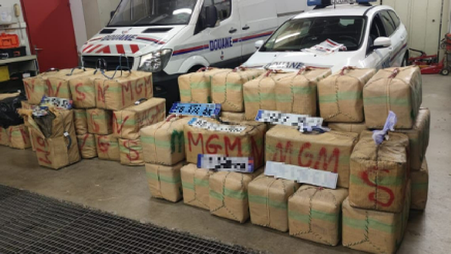 Les douanes ont récupéré 1,7 tonne de résine de cannabis dans les deux voitures au péage de Toulouse.