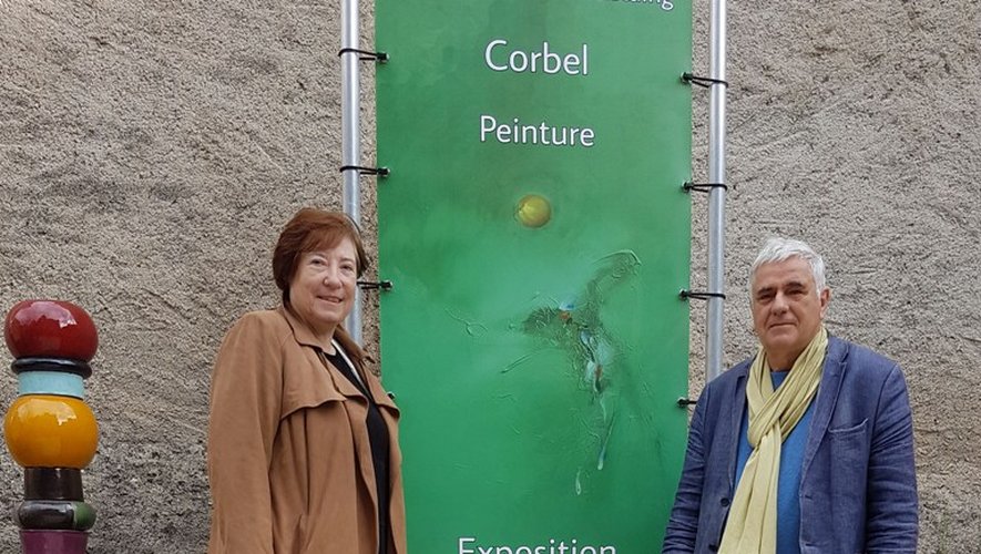 Mme Keppler et Pierre-Marie Corbel devant l’affiche de l’exposition.