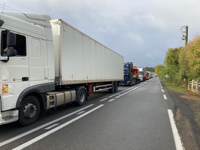 Une longue file de poids lourds bloquée ce vendredi 27 octobre matin.