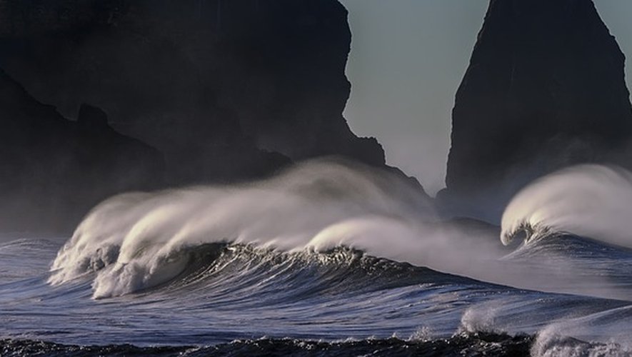 Les vagues pourraient atteindre les 5 à 6 mètres ce samedi, prudence sur le littoral.