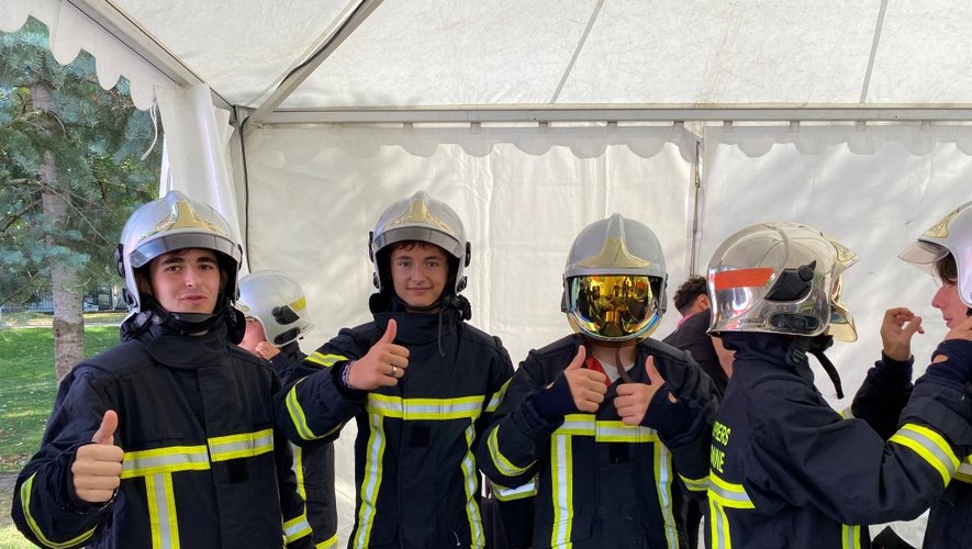 Essayage de la tenue de pompier lors du congrès des jeunes sapeurs-pompiers à Toulouse.