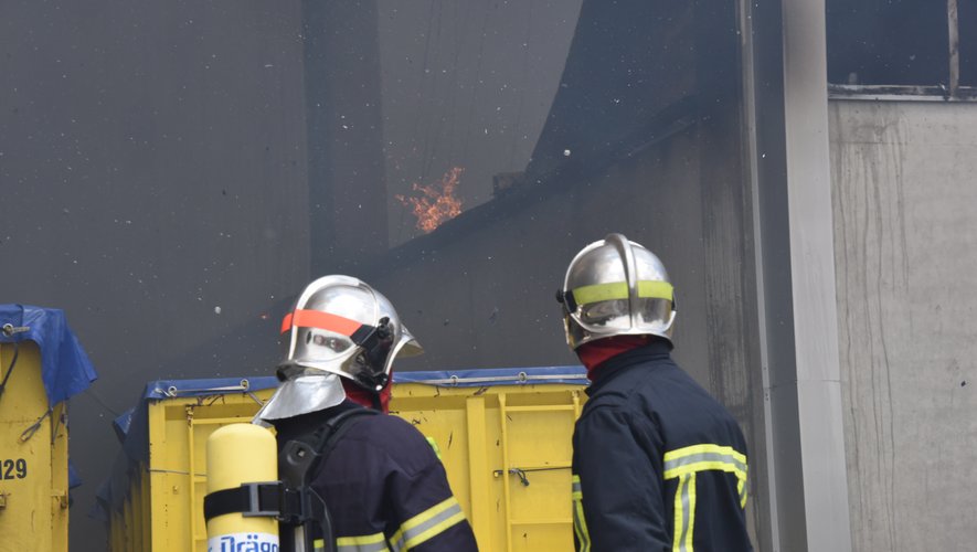 Une vingtaine de pompiers luttent contre un feu de maison à Durenque, mardi soir.