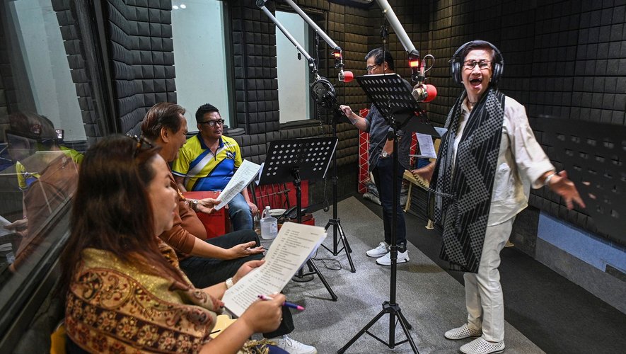 Les feuilletons radiophoniques constituaient la principale source de divertissement des familles philippines après la Seconde Guerre mondiale.