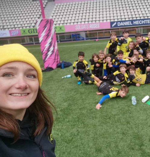 Au sein du Rugby Club Paris 15, Julie Pouzoulet coache l’équipe féminine et les U12.